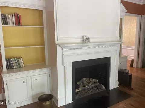 Living - 100 Hillview Ct, Brandon, MS 39042 photo 1 of 1