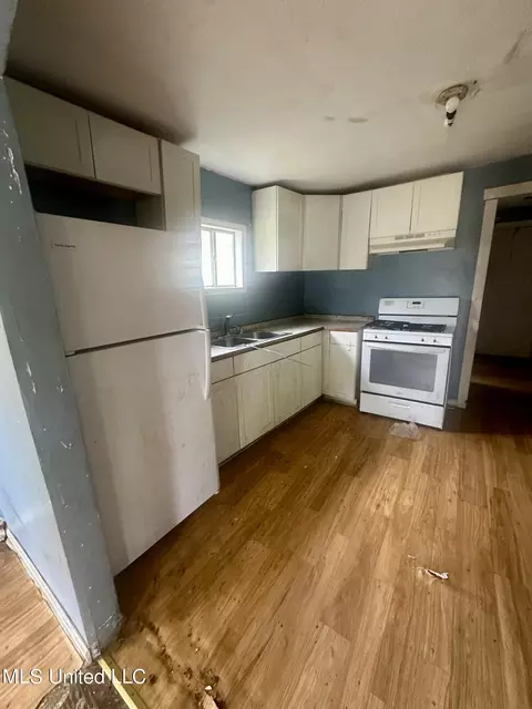 Kitchen - 1030 Pine Hill St, Grenada, MS 38901 photo 1 of 1