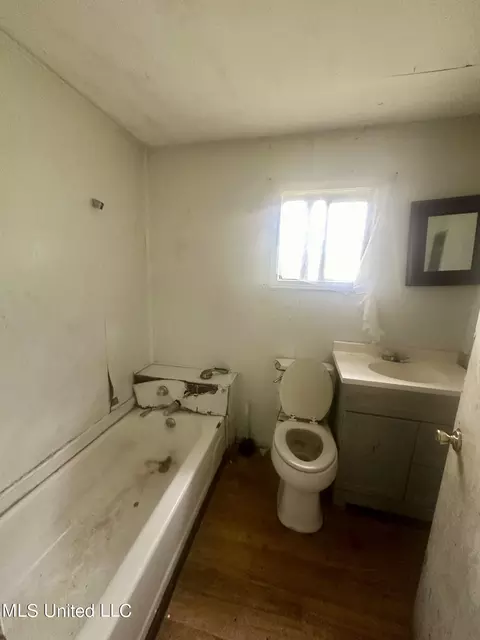 Bath - 1030 Pine Hill St, Grenada, MS 38901 photo 1 of 1
