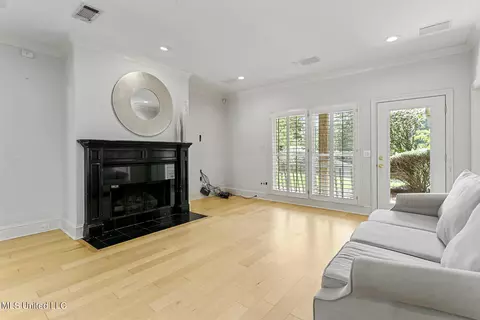 Living - 21 Pear Orchard Park, Jackson, MS 39211 photo 2 of 3