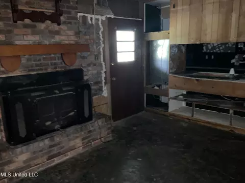 Living - 1007 Killingsworth Ln, Wesson, MS 39191 photo 2 of 2