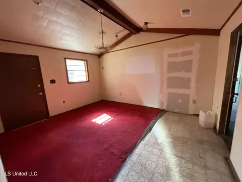 Living - 1007 Killingsworth Ln, Wesson, MS 39191 photo 1 of 2