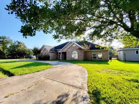 432 Seventh St, Bay Saint Louis, MS 39520