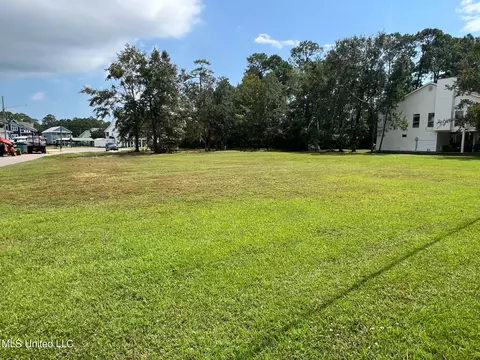 213 Hackberry Dr, Pass Christian, MS 39571