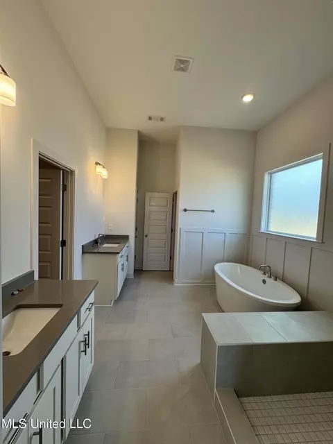 Bath - 13564 Birch Bnd, Olive Branch, MS 38654 photo 2 of 2