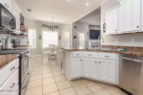 Kitchen - 1394 Village Wood Dr, Hernando, MS 38632 photo 3 of 4