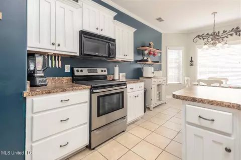 Kitchen - 1394 Village Wood Dr, Hernando, MS 38632 photo 2 of 4