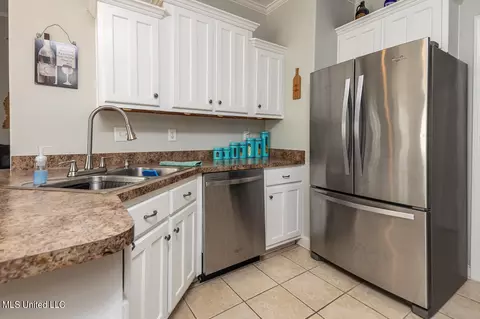 Kitchen - 1394 Village Wood Dr, Hernando, MS 38632 photo 4 of 4