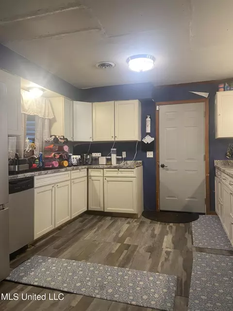 Kitchen - 644 Heather Lane Ln, Jackson, MS 39206 photo 1 of 2
