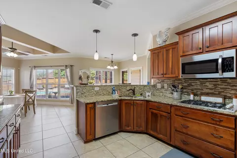 Kitchen - 701 Shadow View Dr, Hernando, MS 38632 photo 3 of 5