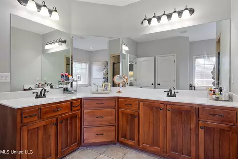 Bath - 701 Shadow View Dr, Hernando, MS 38632 photo 2 of 6