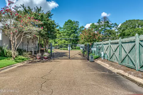 5060 Harling Pl, Jackson, MS 39211 photo 4