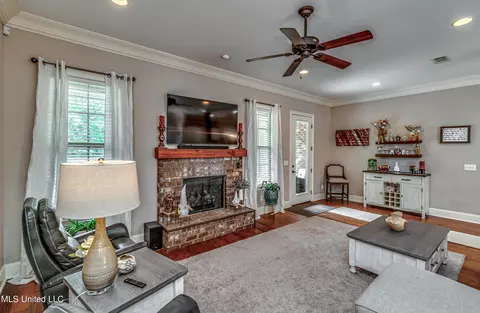 Living - 165 Fieldstone Ln, Madison, MS 39110 photo 2 of 3