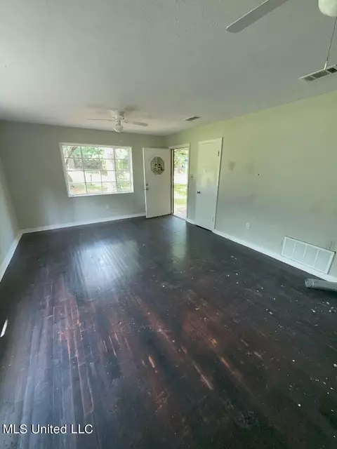 Living - 455 Cummins St, Jackson, MS 39204 photo 1 of 4