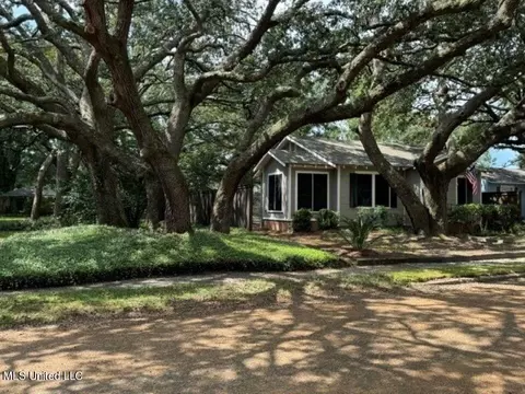 2421 Pine Ave, Gulfport, MS 39501