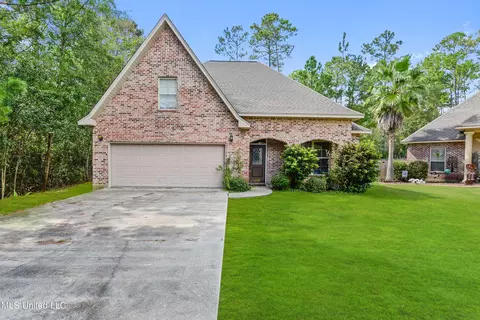 6414 Oliwa Pl, Diamondhead, MS 39525