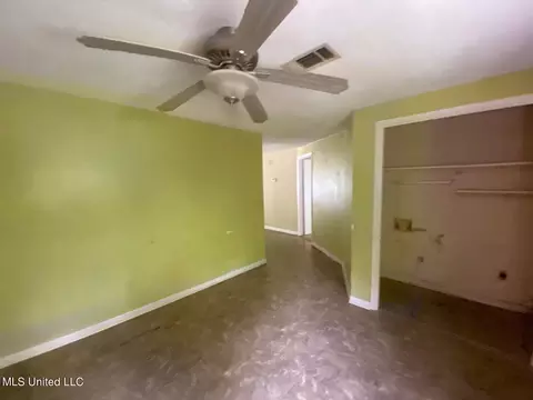 Entry Way - 405 E Jefferson St, Kosciusko, MS 39090 photo 2 of 2