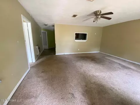 Living - 405 E Jefferson St, Kosciusko, MS 39090 photo 1 of 2