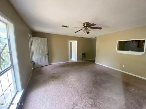 Living - 405 E Jefferson St, Kosciusko, MS 39090 photo 2 of 2