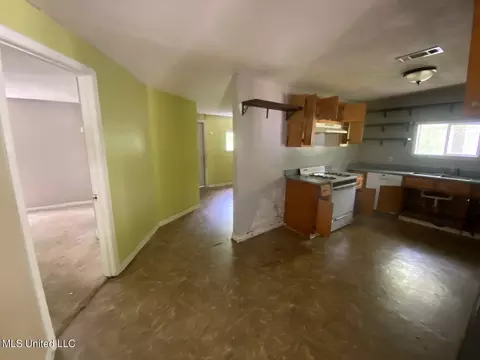 Entry Way - 405 E Jefferson St, Kosciusko, MS 39090 photo 1 of 2
