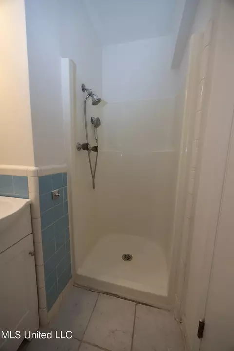 Bath - 4636 Kelton Dr, Jackson, MS 39211 photo 3 of 4