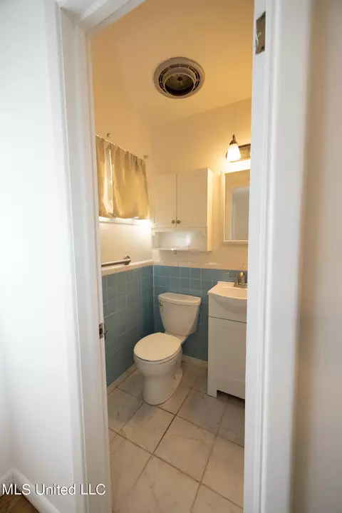 Bath - 4636 Kelton Dr, Jackson, MS 39211 photo 2 of 4