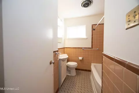 Bath - 4636 Kelton Dr, Jackson, MS 39211 photo 1 of 4
