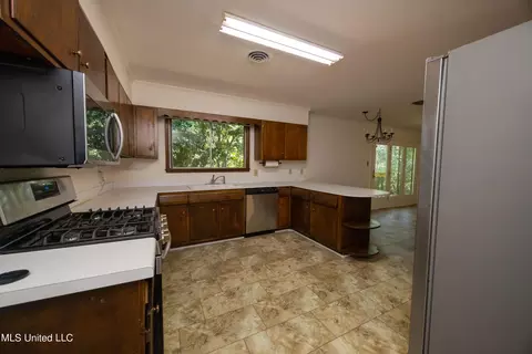 Kitchen - 4636 Kelton Dr, Jackson, MS 39211 photo 2 of 2