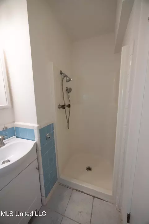 Bath - 4636 Kelton Dr, Jackson, MS 39211 photo 4 of 4