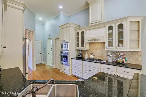 Kitchen - 620 Highleadon Pl, Madison, MS 39110 photo 1 of 4