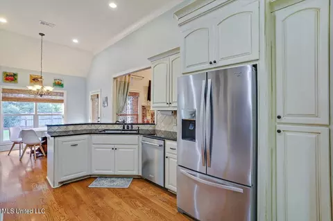 Kitchen - 620 Highleadon Pl, Madison, MS 39110 photo 2 of 4