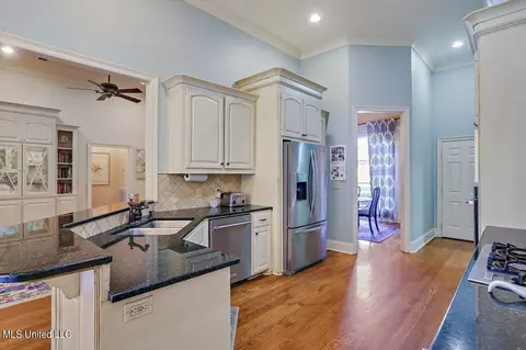 Kitchen - 620 Highleadon Pl, Madison, MS 39110 photo 4 of 4