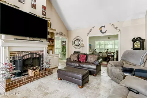 Living - 105 Sawgrass Cv, Canton, MS 39046 photo 2 of 3