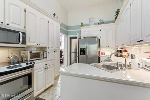 Kitchen - 105 Sawgrass Cv, Canton, MS 39046 photo 2 of 4