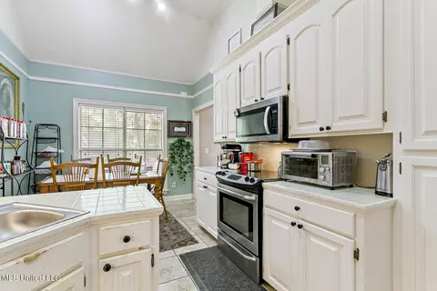 Kitchen - 105 Sawgrass Cv, Canton, MS 39046 photo 4 of 4