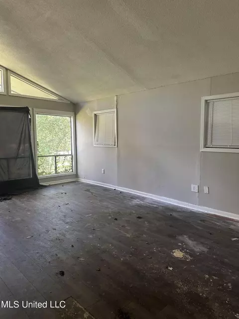 Living - 243 Queen Anne Ln, Jackson, MS 39209 photo 5 of 5