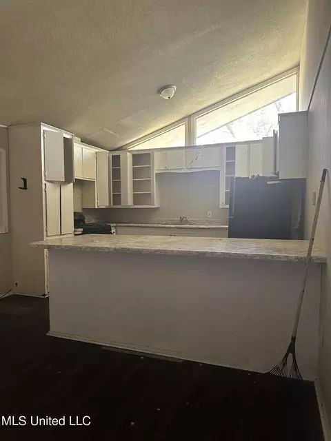 Kitchen - 243 Queen Anne Ln, Jackson, MS 39209 photo 4 of 4