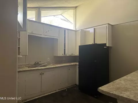 Kitchen - 243 Queen Anne Ln, Jackson, MS 39209 photo 3 of 4