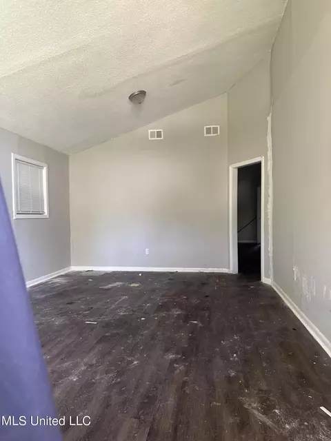 Living - 243 Queen Anne Ln, Jackson, MS 39209 photo 2 of 5