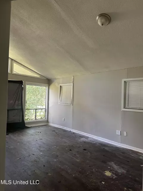 Living - 243 Queen Anne Ln, Jackson, MS 39209 photo 4 of 5