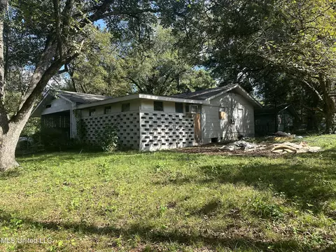 Exterior - 243 Queen Anne Ln, Jackson, MS 39209 photo 2 of 5
