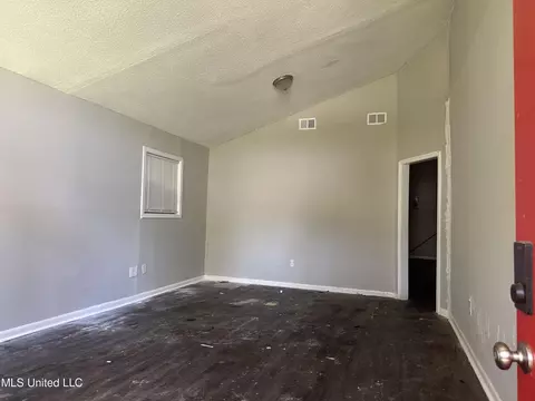 Living - 243 Queen Anne Ln, Jackson, MS 39209 photo 1 of 5