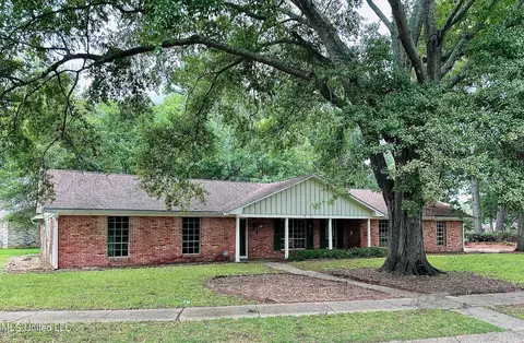 5055 Riverwood Cir, Jackson, MS 39211