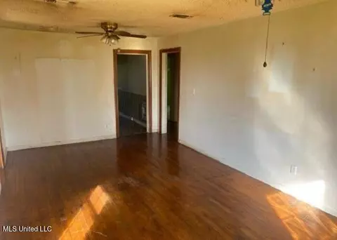 Living - 1333 Old Highway 51 NE, Brookhaven, MS 39601 photo 1 of 1