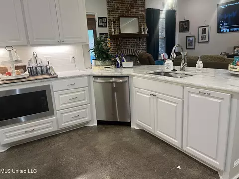 Kitchen - 133 Coventry Ln, Brandon, MS 39042 photo 4 of 6