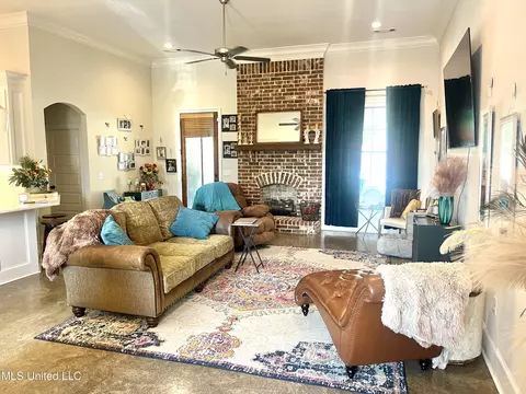 Living - 133 Coventry Ln, Brandon, MS 39042 photo 1 of 2