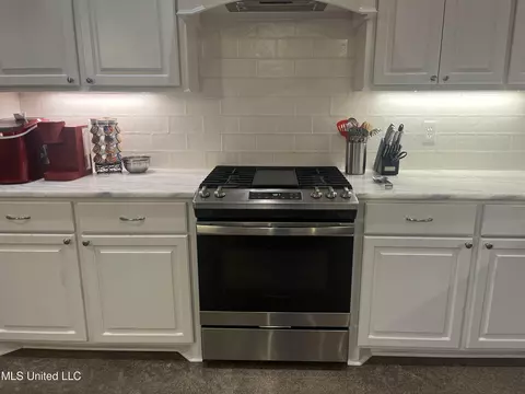 Kitchen - 133 Coventry Ln, Brandon, MS 39042 photo 5 of 6