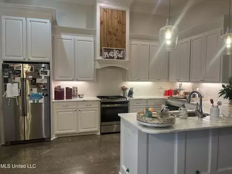 Kitchen - 133 Coventry Ln, Brandon, MS 39042 photo 2 of 6