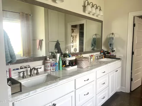 Bath - 133 Coventry Ln, Brandon, MS 39042 photo 2 of 5