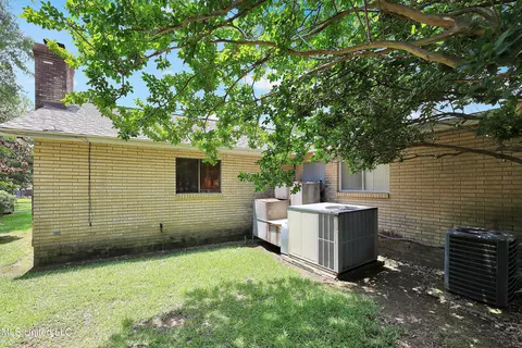 Exterior - 5856 Medallion Dr, Jackson, MS 39211 photo 7 of 10